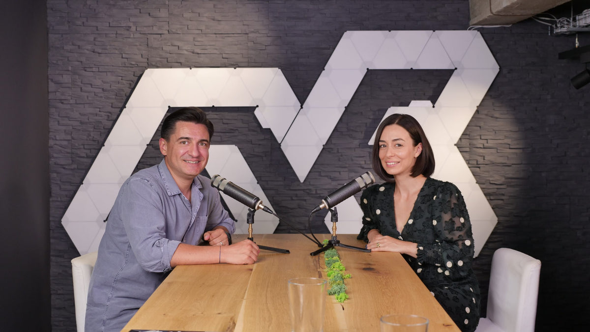 Lorena și George Buhnici în studioul podcastului IGDLCC