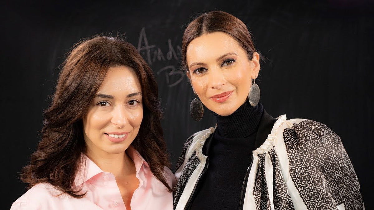 Andreea Berecleanu, prezentatoare de știri la Antena 1, în studioul Lorenei Buhnici
