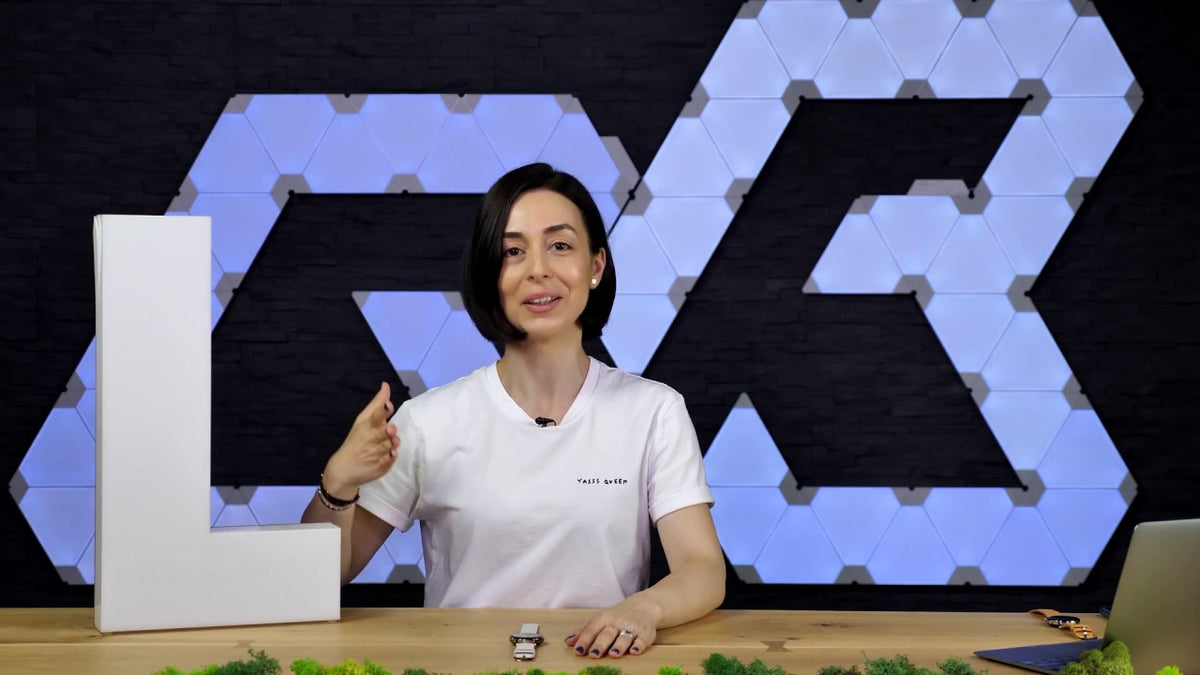 Lorena Buhnici arată ceasul Huawei Watch GT 2e pe gold, cu curea din silicon, în recenzia filmată în studio