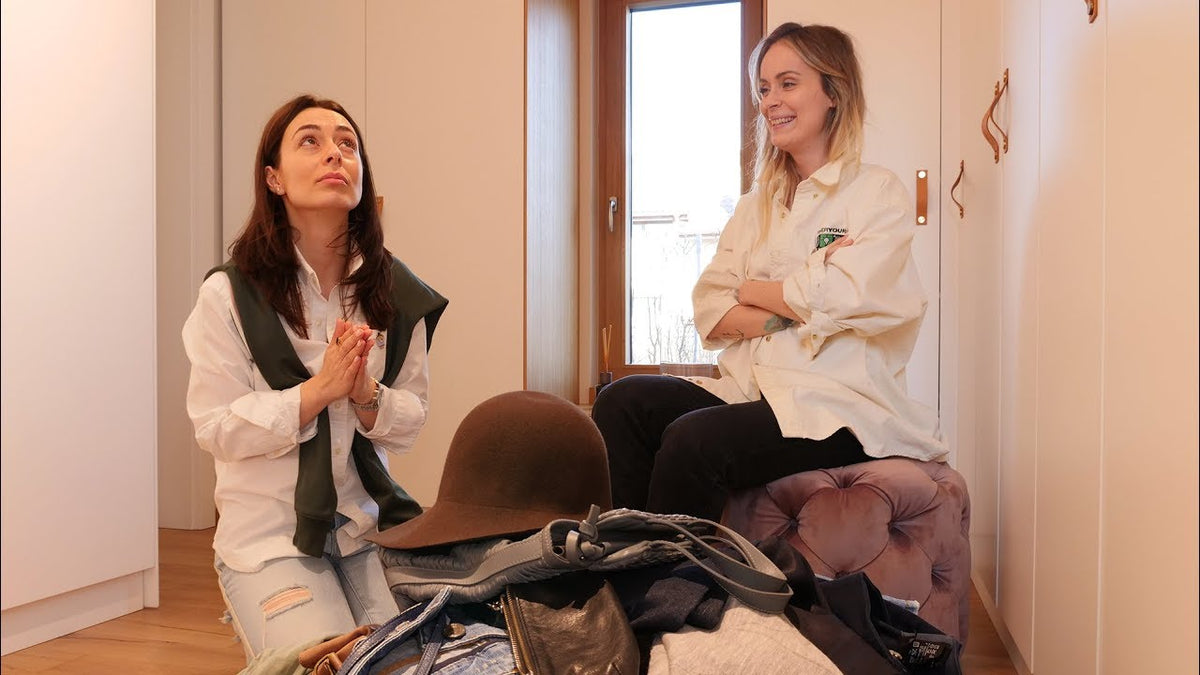 Lorena Buhnici și Adriana Matei de la Hypewit triind rochii și pantaloni din garderobă, episodul 2