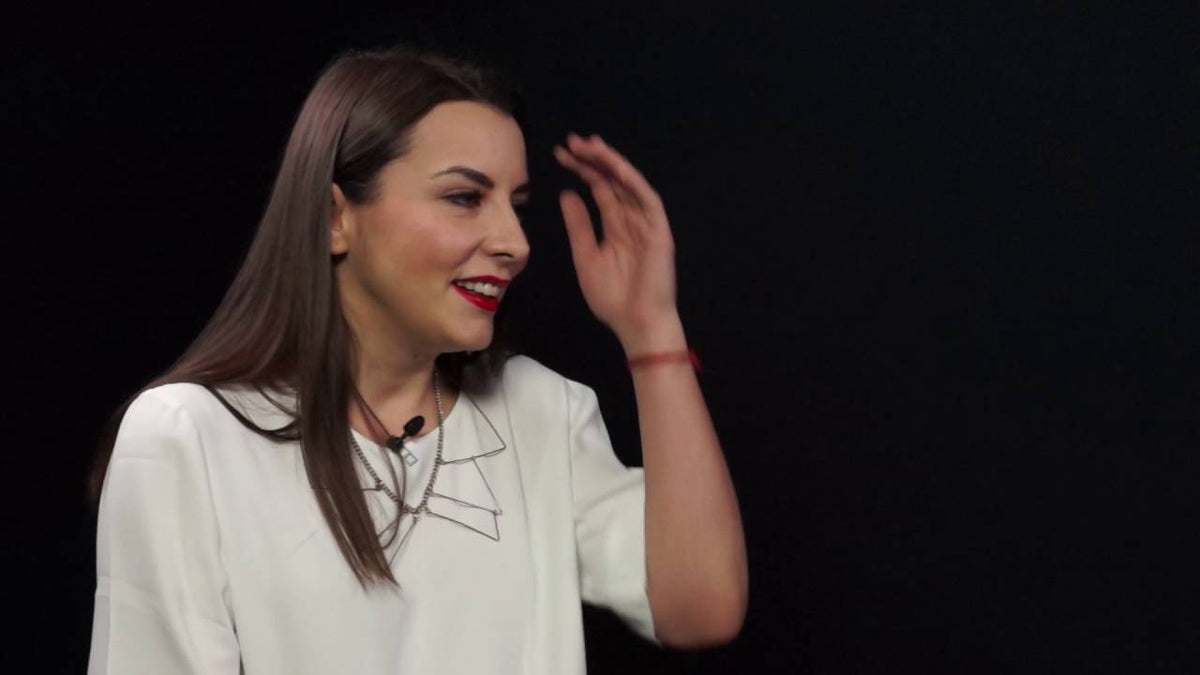 Cristina Mazilu, jurnalist și food blogger, în studioul ei, în interviul cu Lorena Buhnici