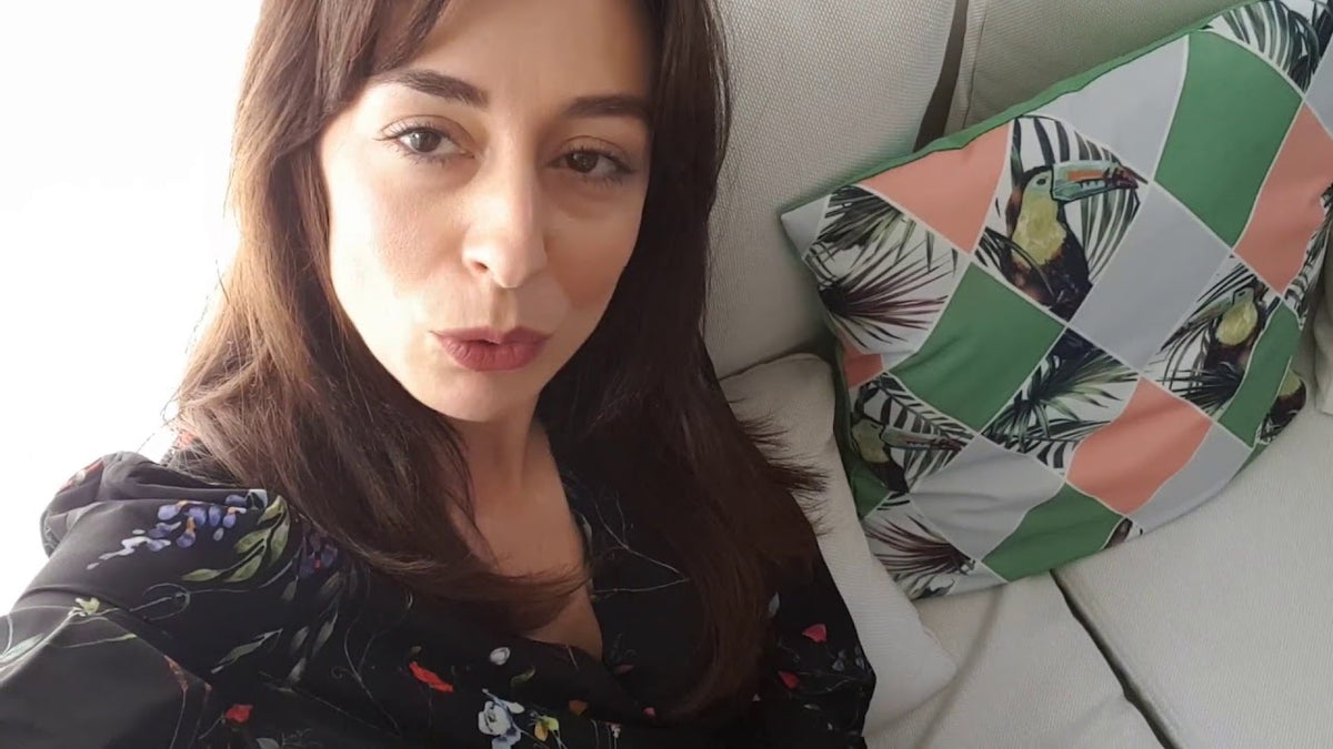 Lorena Buhnici prezentând trei ținute care îi dau încredere: rochii, negru și teniși