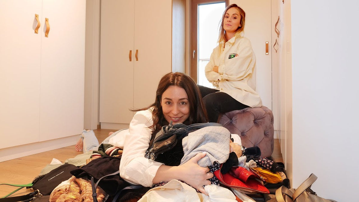 Lorena Buhnici și Adriana Matei (Hypewit) în dressing, la începutul reorganizării garderobei